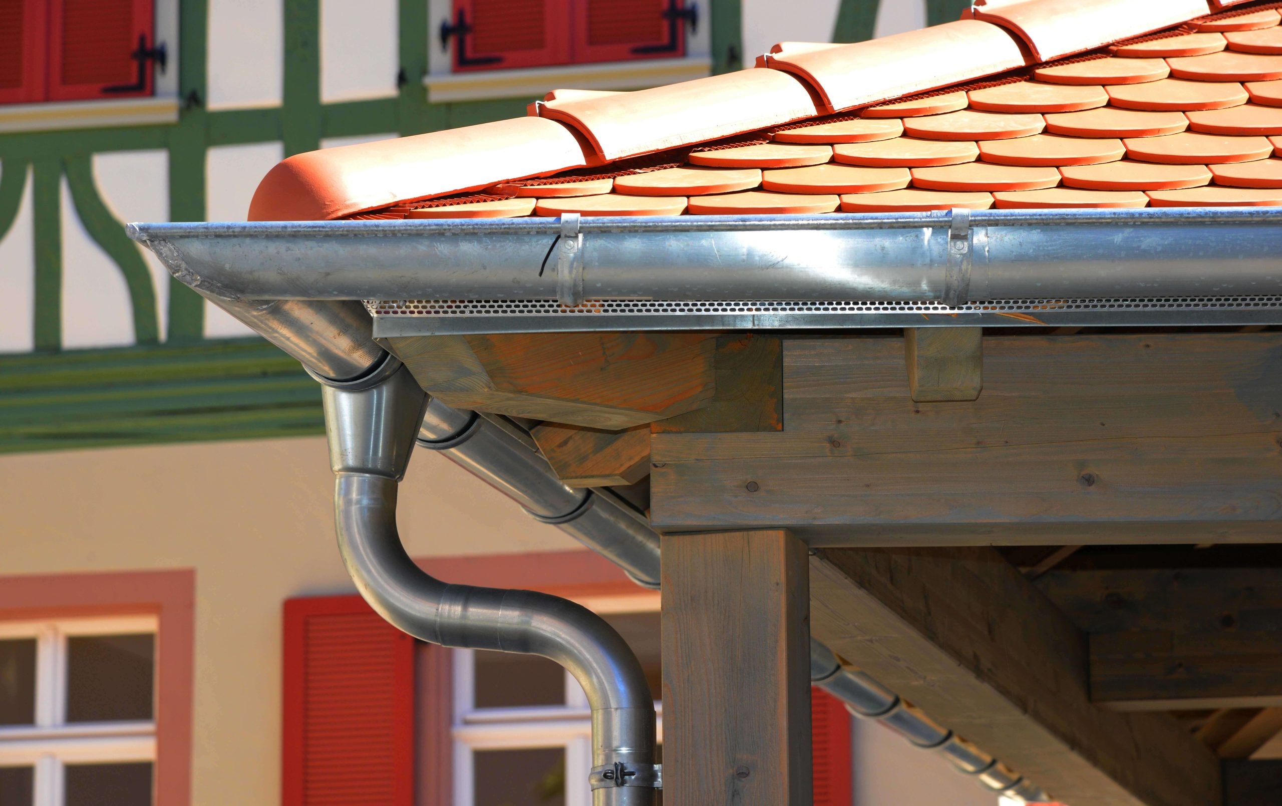 Corrosion-resistant steel gutters for effective rainwater drainage in Tampa