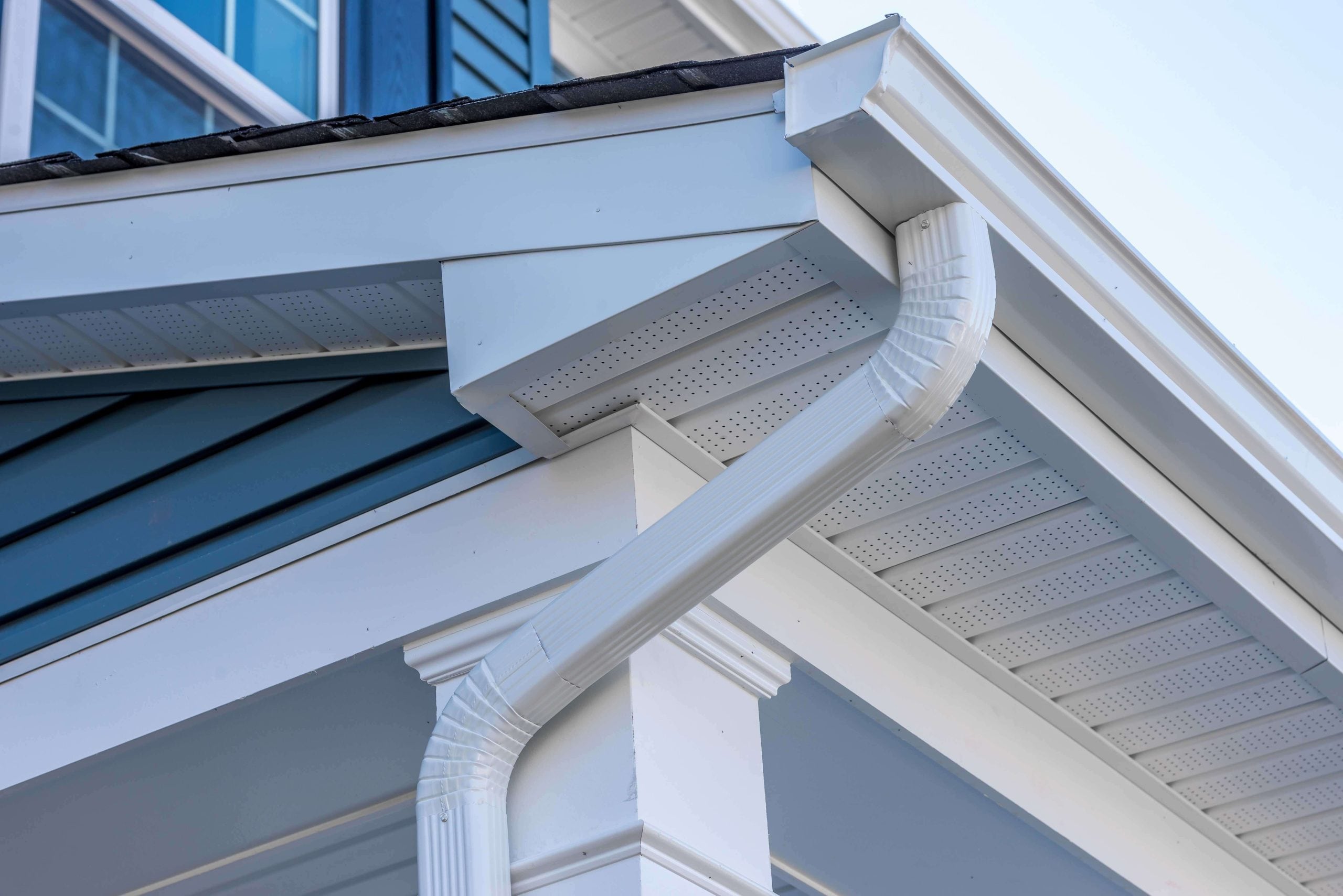 Low-maintenance vinyl gutters for rainwater management in Tampa