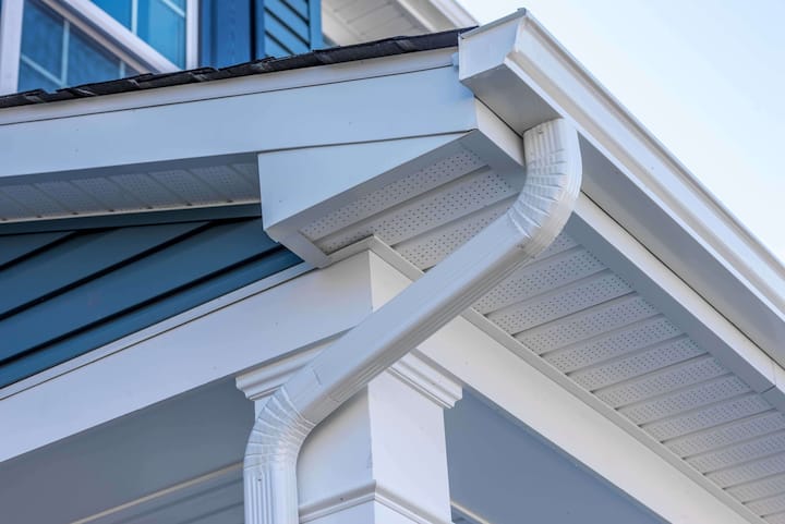 Low-maintenance vinyl gutters for rainwater management in Tampa